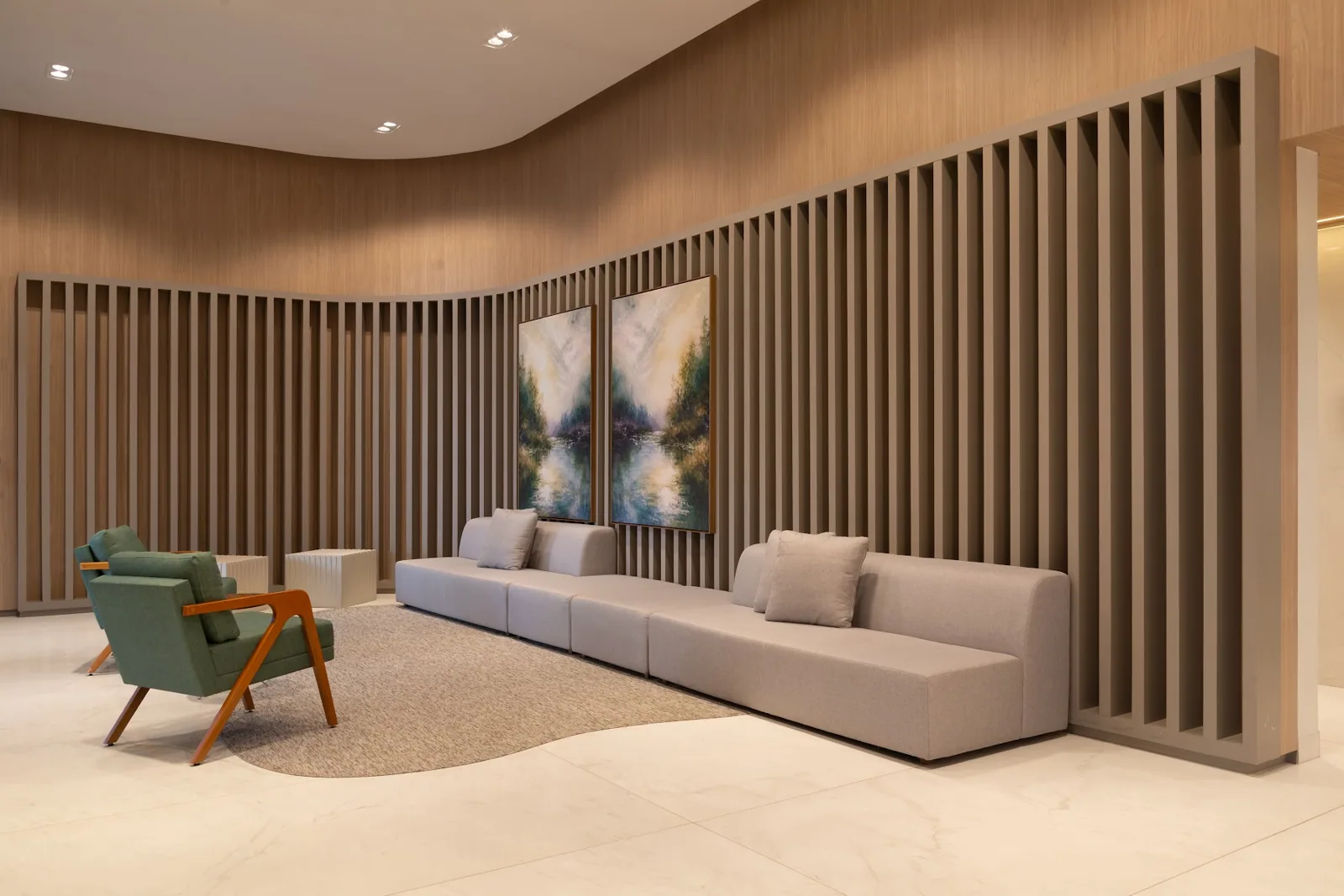 Lounge social do Lux Oeste com painéis ripados em madeira