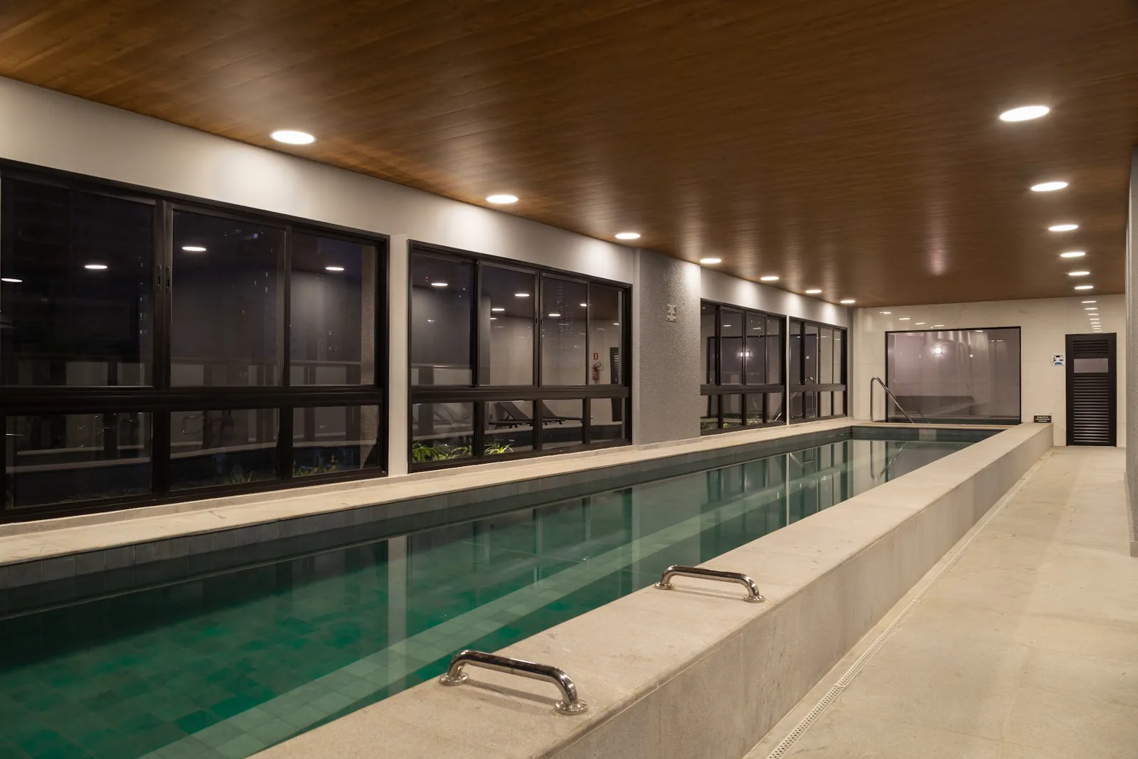 Piscina indoor climatizada com raia de 25 metros