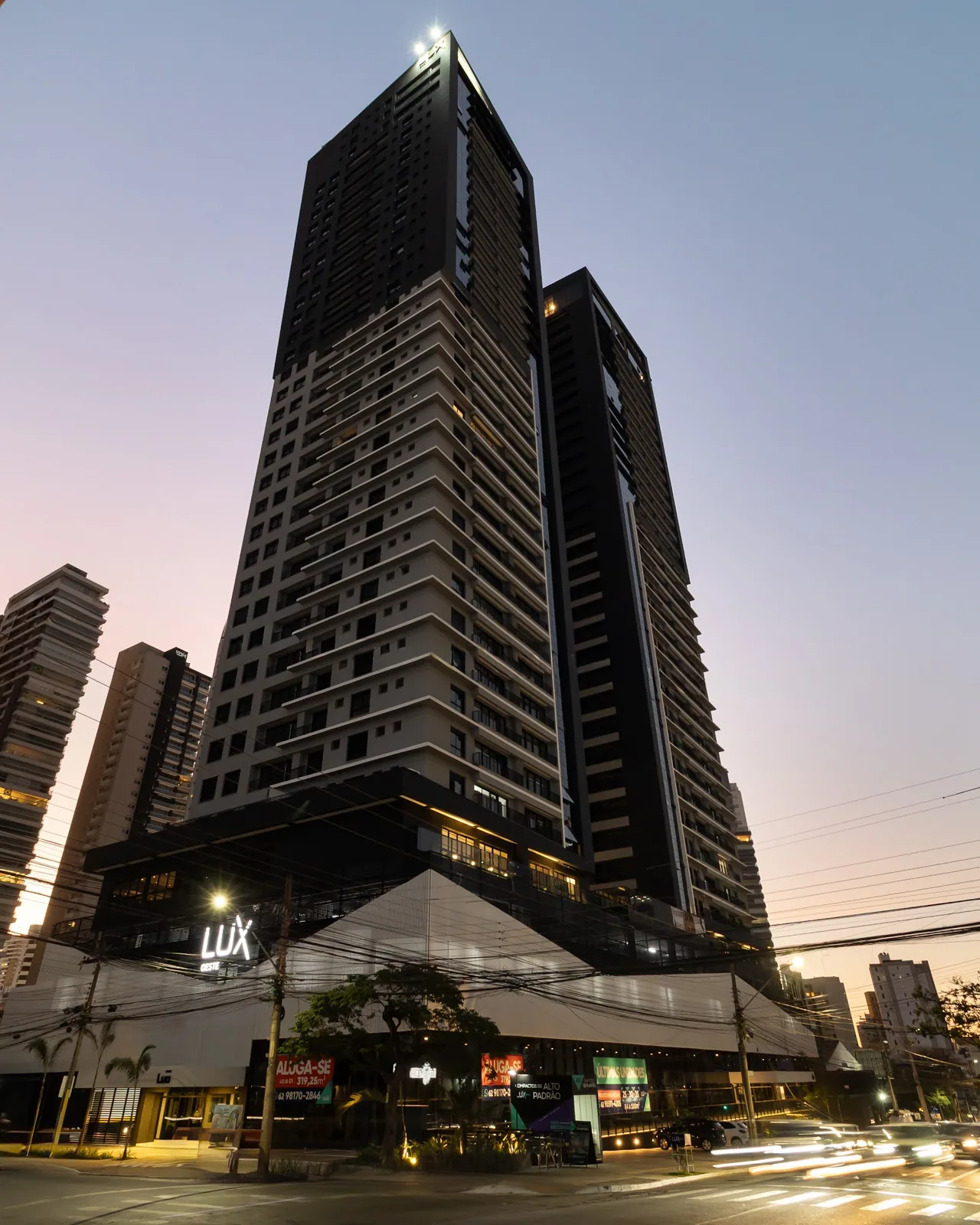 Torre do Lux Oeste ao pôr do sol sobre o skyline de Goiânia